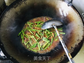生炒肉丝蒜苔步骤9