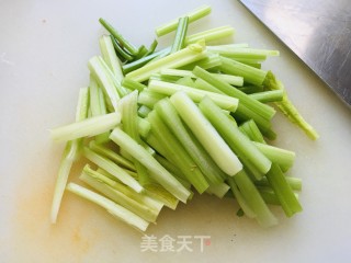 胡萝卜炒芹菜步骤2