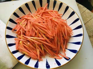 胡萝卜炒芹菜步骤1