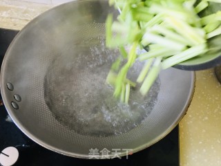 胡萝卜炒芹菜步骤3