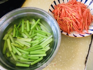 胡萝卜炒芹菜步骤4