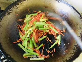 胡萝卜炒芹菜步骤7