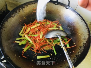 胡萝卜炒芹菜步骤8