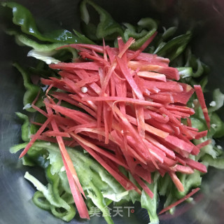 青椒肉丝盖饭步骤3