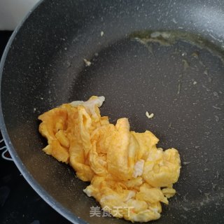鸡蛋炒紫花地丁步骤8