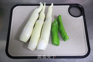 辣椒炒茭白步骤1