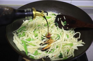 辣椒炒茭白步骤5