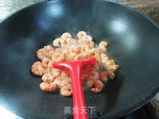 咸蛋黄炒虾仁步骤7