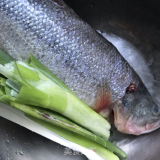 香辣鲈鱼炖豆腐步骤1