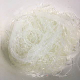 蒜蓉粉丝烧金针菇步骤1