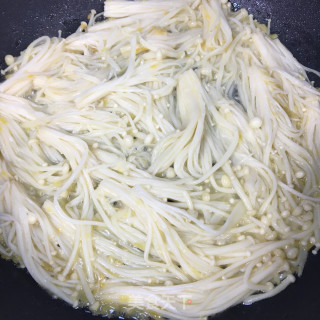 蒜蓉粉丝烧金针菇步骤5