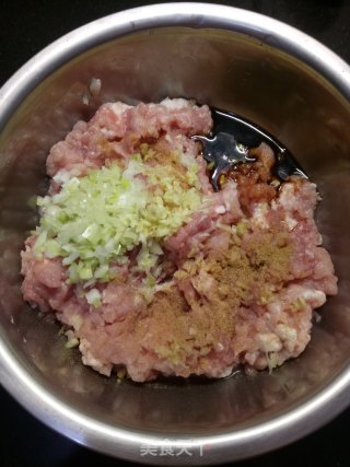 油炸燕麦猪肉丸步骤2