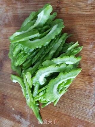 苦瓜炒豆腐卷步骤1