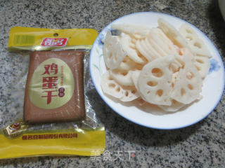 鸡蛋干炒莲藕步骤1