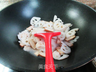 鸡蛋干炒莲藕步骤5