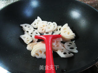 鸡蛋干炒莲藕步骤3