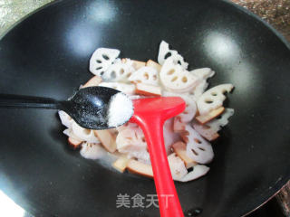 鸡蛋干炒莲藕步骤7
