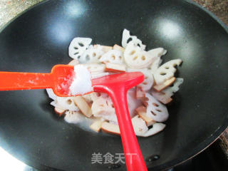 鸡蛋干炒莲藕步骤6