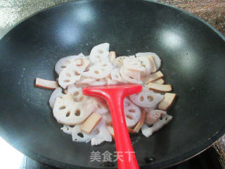 鸡蛋干炒莲藕步骤8
