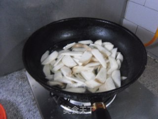 菌菇黑白菜步骤2
