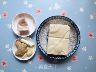酱烧肉丁豆腐步骤1