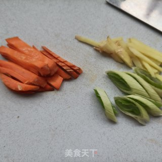鸡爪章鱼炒毛豆步骤5