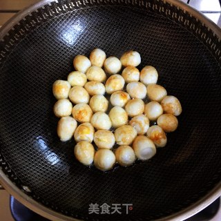 五花肉烧虎皮鹌鹑蛋步骤2