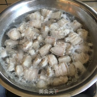 五花肉烧虎皮鹌鹑蛋步骤1