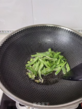 鸡蛋木耳炒贡菜 步骤4