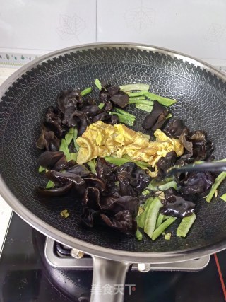 鸡蛋木耳炒贡菜 步骤5