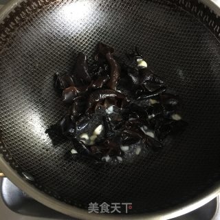 木耳炒黄瓜步骤2