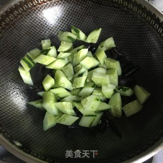 木耳炒黄瓜步骤3
