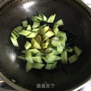 木耳炒黄瓜步骤4