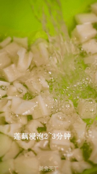 快手藕丁，孜然咸鲜超下饭，几块钱就能炒一大盘步骤2