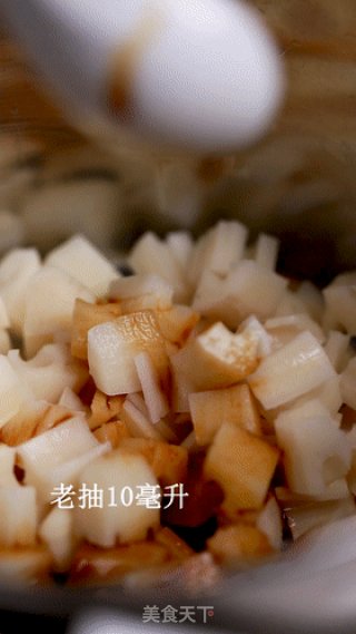 快手藕丁，孜然咸鲜超下饭，几块钱就能炒一大盘步骤4