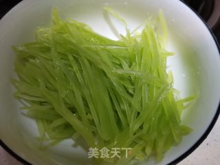 韭菜炒莴笋丝步骤1