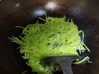 韭菜炒莴笋丝步骤3