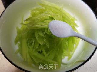 韭菜炒莴笋丝步骤2