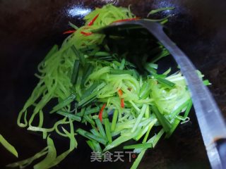 韭菜炒莴笋丝步骤6