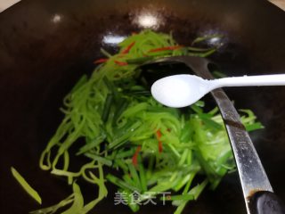 韭菜炒莴笋丝步骤7