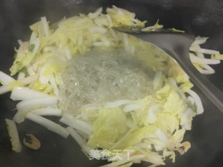 红薯粉丝炒娃娃菜步骤6
