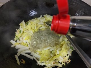 红薯粉丝炒娃娃菜步骤7