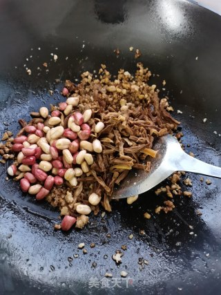 肉末花生焖豆角干步骤8