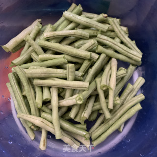 豆角炒肉饼步骤1