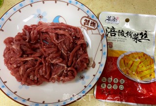 榨菜蒸牛肉丝步骤1