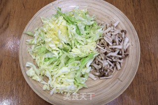 圆白菜炒菌菇步骤2