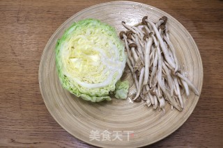 圆白菜炒菌菇步骤1