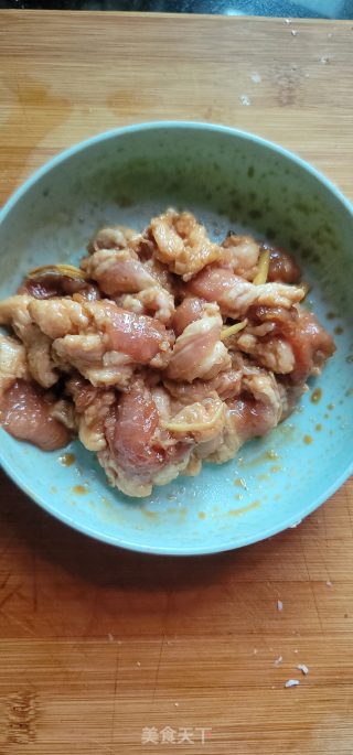 肉片炒藕条步骤2