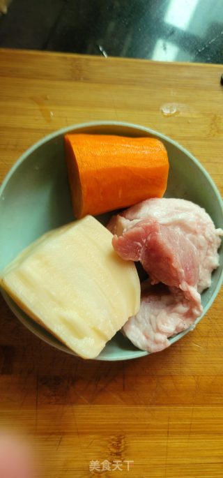 肉片炒藕条步骤1