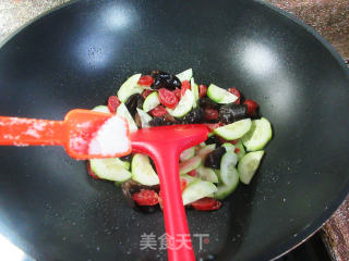 黑木耳香肠炒黄瓜步骤7